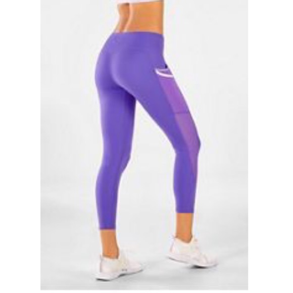 ✨2/$75 ✨ Fabletics bra & legging outfit - Picture 10 of 11